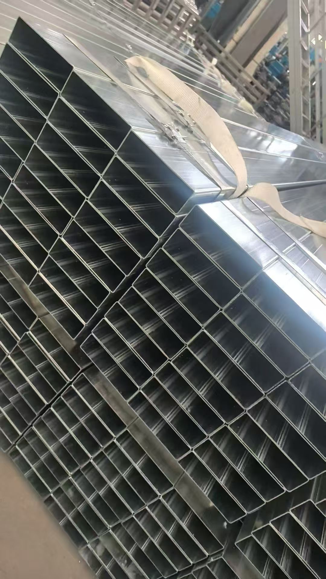 锌铝镁矩形管端面横截面特写，镀层均匀光亮