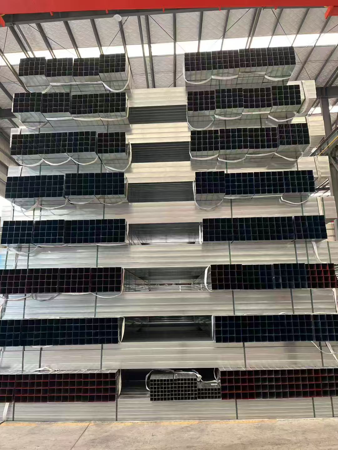 锌铝镁方矩管仓库货架分区整齐码放